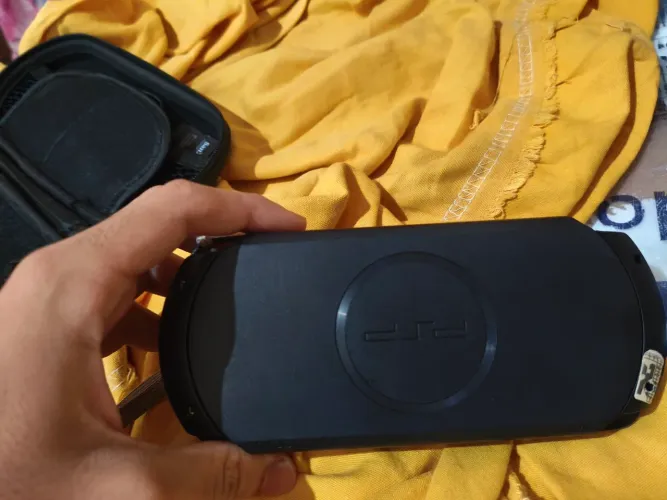 PSP ESTREET, com carregador original e cartão sd original da Sony, bateria original 