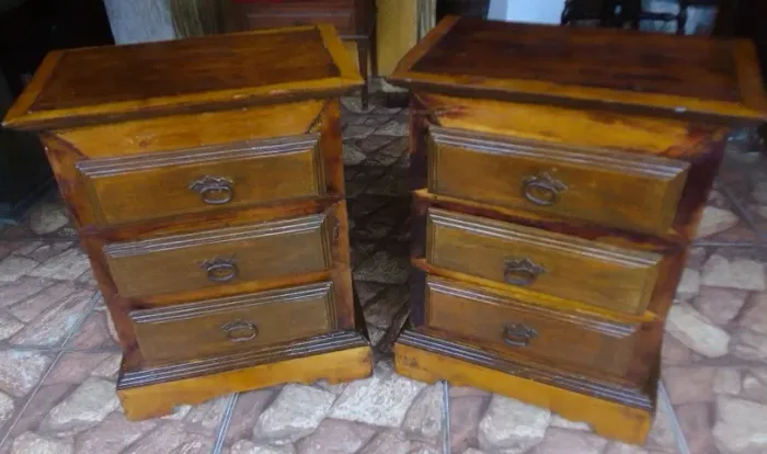 Par mesas cabeceira madeira rústica maciça estilo velho Bahia com três gavetas puxadores