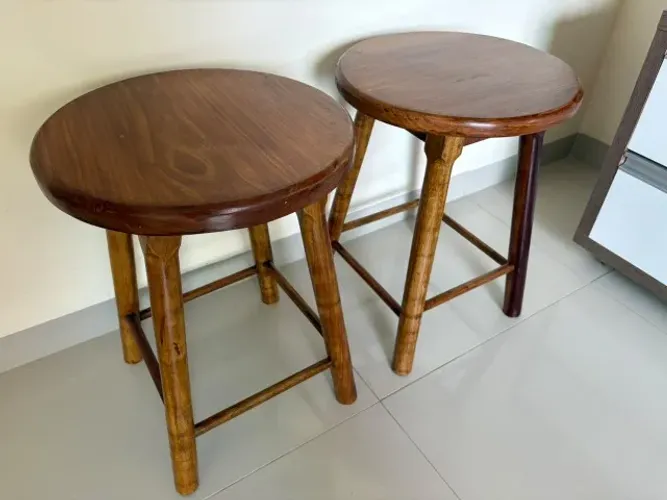 Banqueta de Madeira Envernizada (Unidade ou Par) - Pouco usada