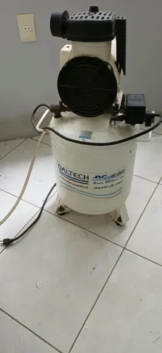compressor Daltech DC 630, com reservatório de 30 litros, isento de óleo.