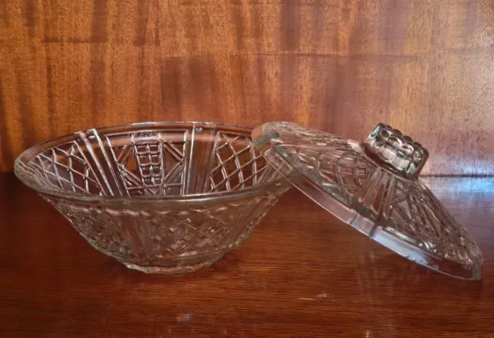 Bomboniere média em vidro trabalhado com tampa retrô decorativa