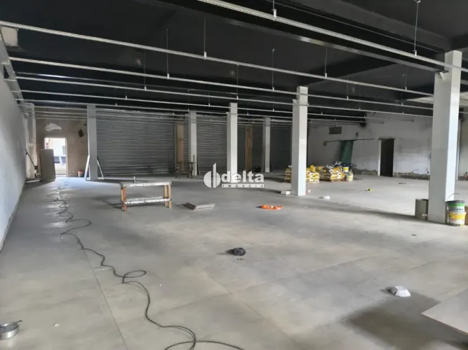 Loja comercial disponível para locação no bairro Nossa Senhora Aparecida em Uberlândia-MG