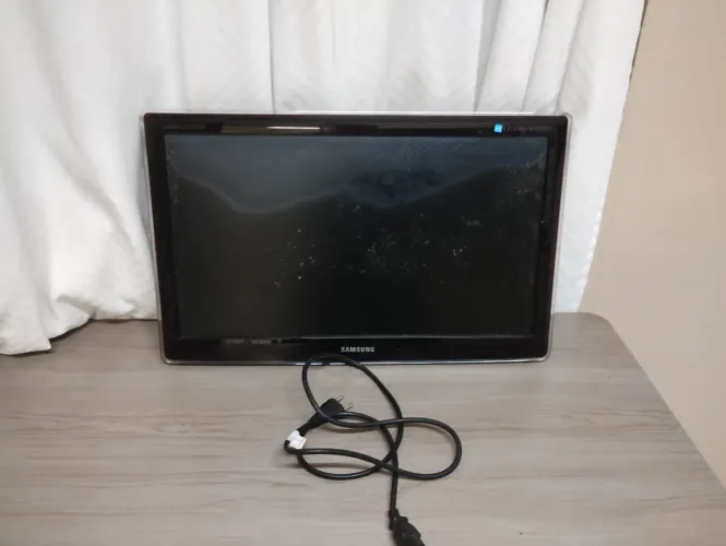 Tv Samsung 24' (Tela com problema, tv para retirada de peça)