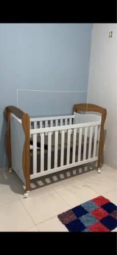 R$ 850,00 Berço grande e conservado 2 em 1  (vira cama) + colchão impermeável 