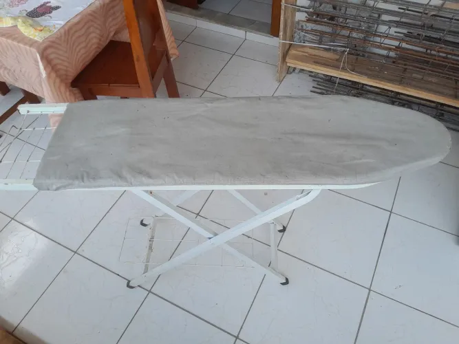 Tábua de passar roupa com regulagem de altura