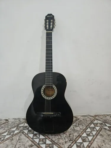 Violão acústico danificado