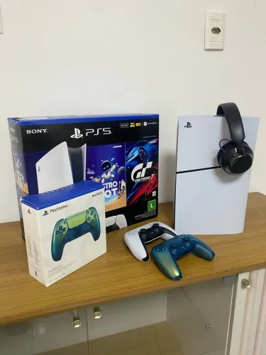 PS5 Slim Digital + 2 Controles + Fone | Completo na Caixa