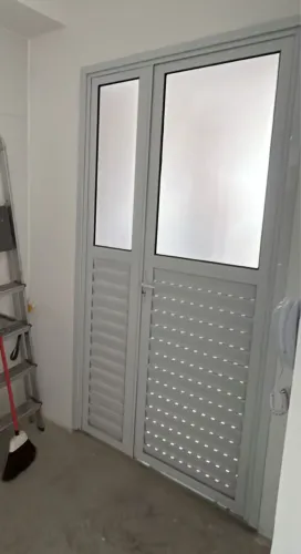 Porta de alumínio, inferior veneziana, superior vidro fosco e painel fixo lateral