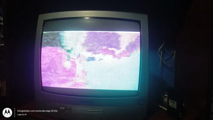 TV de tubo Magnavox 20' com leve problema na tela