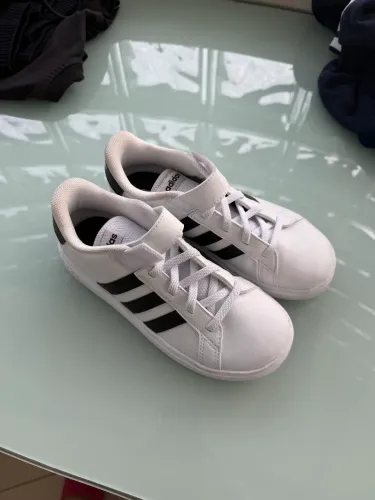 Tenis adidas 30, 31 novo