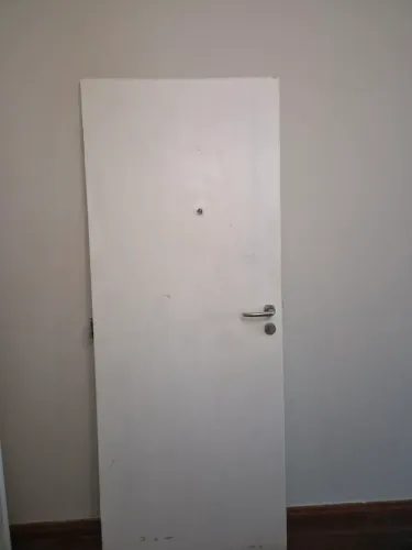 Porta branca de madeira com olho mágico