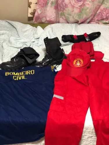 Roupa completa de bombeiro civil em perfeito estado 