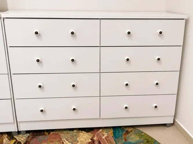 Cômoda branca com 8 gavetas