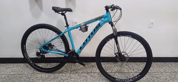 Bicicleta Lotus caiuru aro 29 CXR 17.50 21V Alumínio azul e branco.
