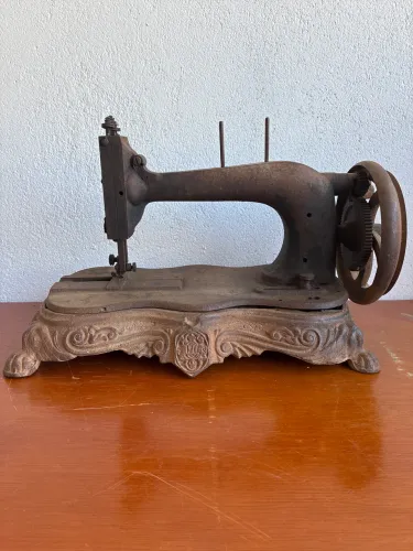 Máquina de costura antiga manual