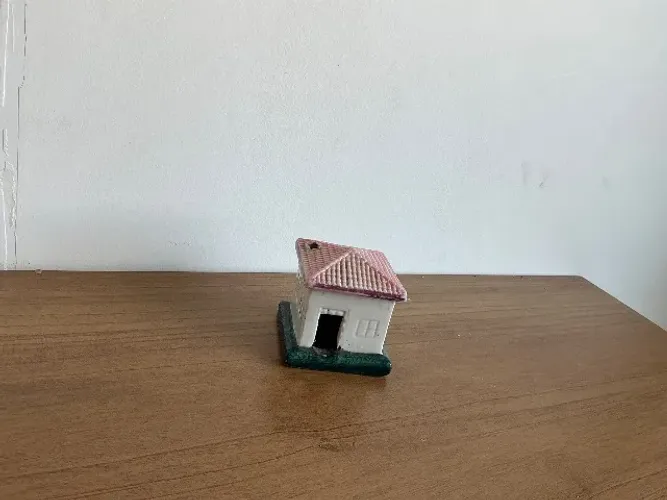 Cinzeiro em formato de casinha artesanal fabricada na década de 1970