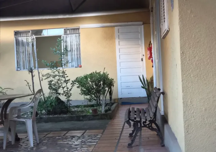 Kitinet no Batel com luz, água, taxas e Internet incluidos