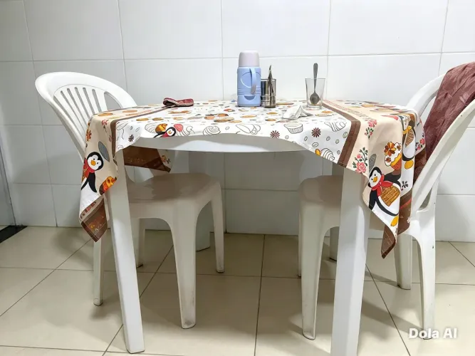 Vendo mesa com duas cadeiras