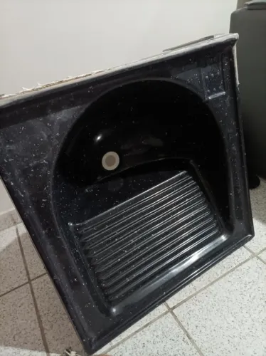 Tanque de Lavanderia Preto com Suporte para Parede - Pronto para Instalar