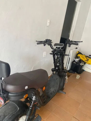 Scooter elétrica da marca BASH
