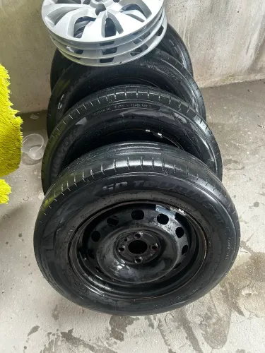 Conjunto completo de rodas com Carlotas 185/70 r14