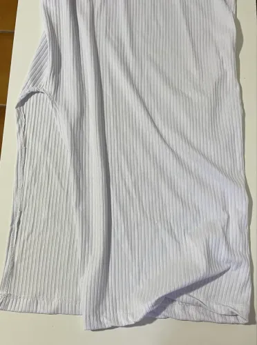 Vestido um ombro só e fenda lateral 