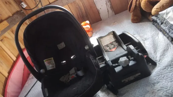 Bebê conforto com suporte para carro.