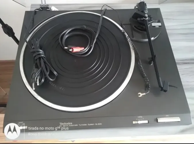Toca disco tecnics slb210 ( tampa com uma mancha)
