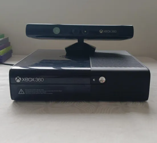 X box + kinect + 2 controles + jogos