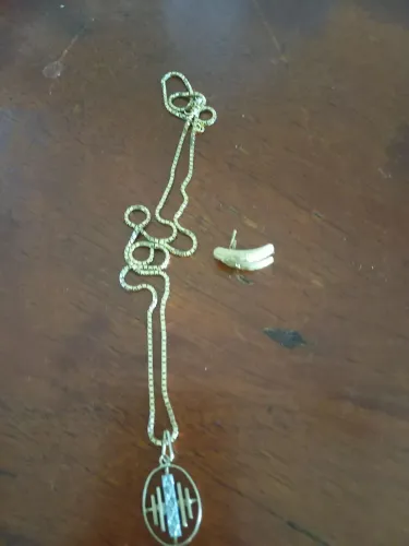 Corrente com pingente e brinco de ouro
