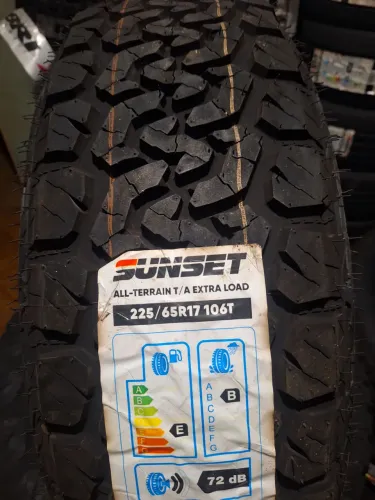 Pneu 225 65 17 A/T letras brancas para toro