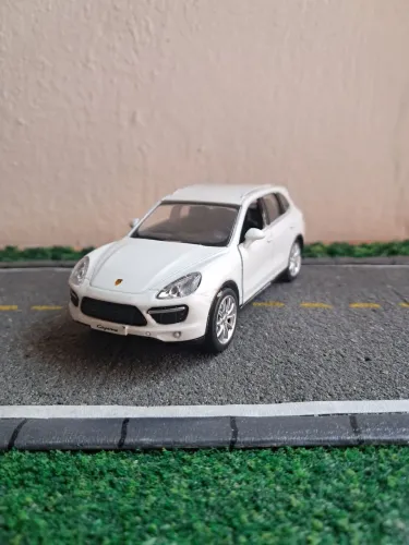 miniatura porsche cayenne rmz city branca 1/38