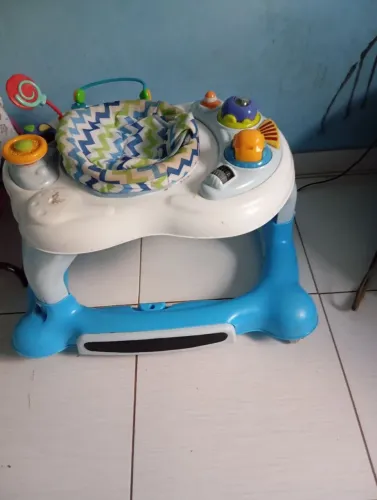 Vendo andador menino