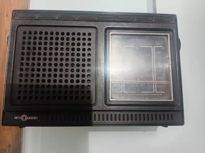 Rádio portátil motorradio antigo funcionando 
