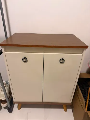 Armário buffet com 2 portas e 4 pés palitos retrô