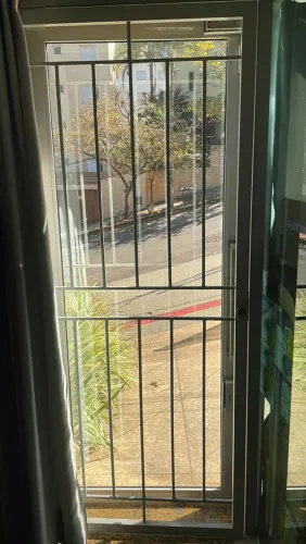 Grade Metalica para Proteçao de Portas. Com chave tetra.