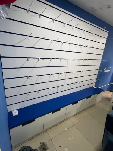 Painel canaletado em mdf com ganchos aceito cartão para lojas 