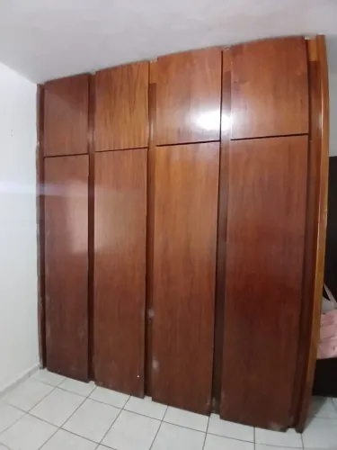 Vendo GUARDA ROUPAS DE CASAL DE MADEIRA. EMBUTIDO.