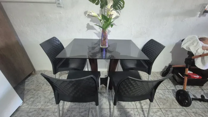 Mesa retangular com 4 cadeiras 