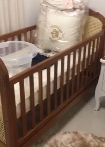 Berço Madeira Maciça: Peroba Rosa e Palha Indiana - Acabamento: Seladora e Verniz Stain