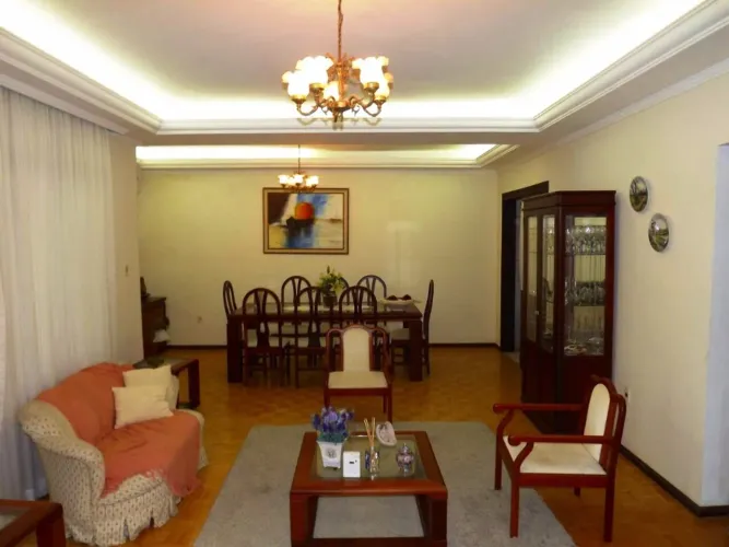 Casa Residencial de 6 dorms no bairro Trindade