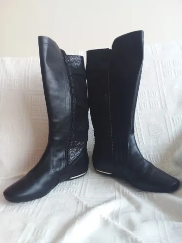Bota Feminina Comfortflex preta camurçada