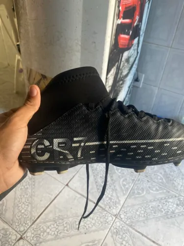Chuteira de campo do cr7 semi nova