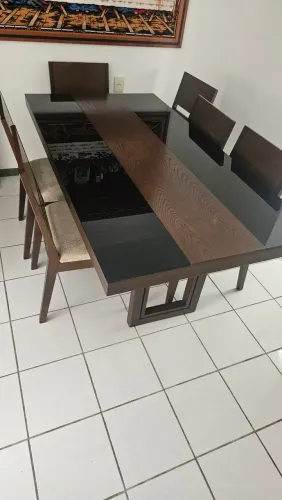 Mesa com 6 cadeiras madeira maciça