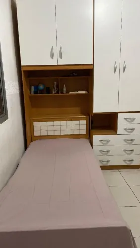 Venda de gardaroupa de solteiro com cama e escrivaninha