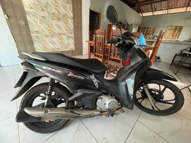 Moto em boas condições, quitada e celada pronta para transferência.