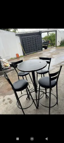 Mesa bistrô com 4 banquetas 