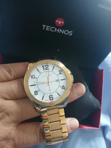 Vende 02 relógios 1 technos e o outro Magnum em ótimo estado.