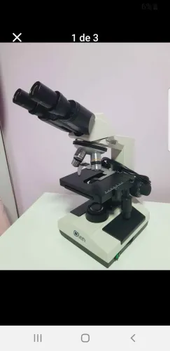 Microscópio óptico binocular