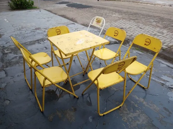 Jogo de mesa de ferro  com 7 cadeiras 